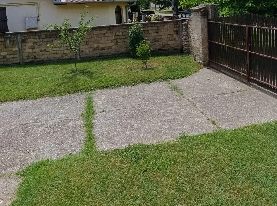 Кирпичный жилой дом с помещением под офис в городе Бечей. 40 км от Нови Сада.