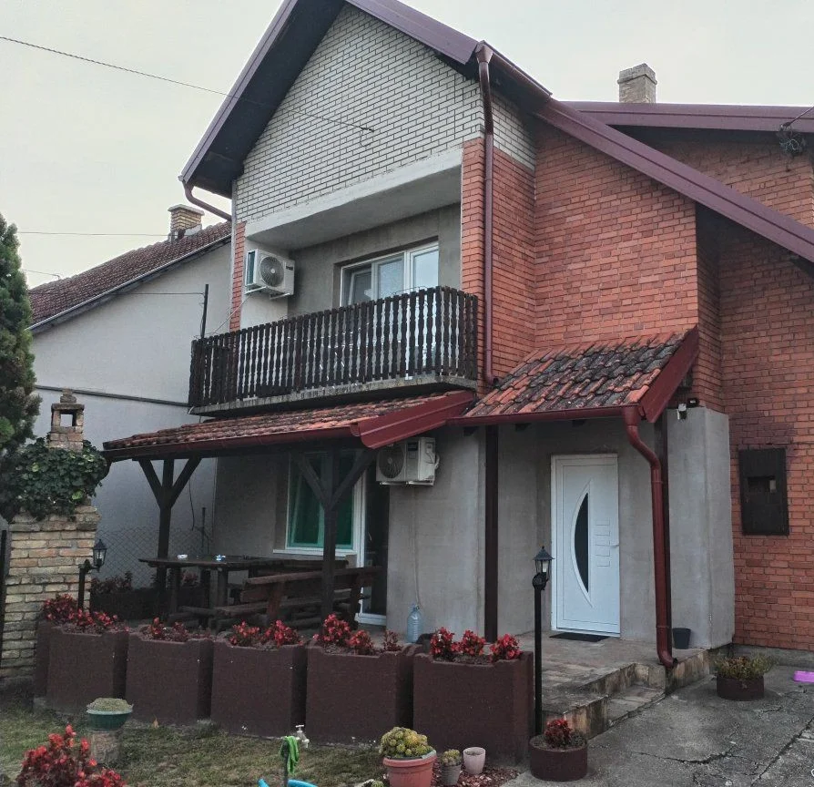 Два дома на одном участке в городе. 40 км от Нови Сада