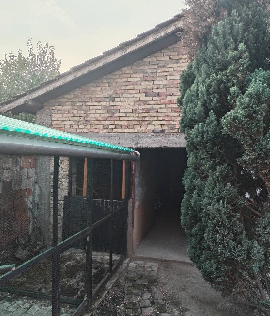 Два дома на одном участке в городе. 40 км от Нови Сада