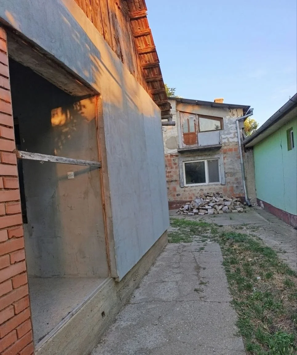 Два дома из твердого материала на одном участке в городе. 40 км от Нови Сада.