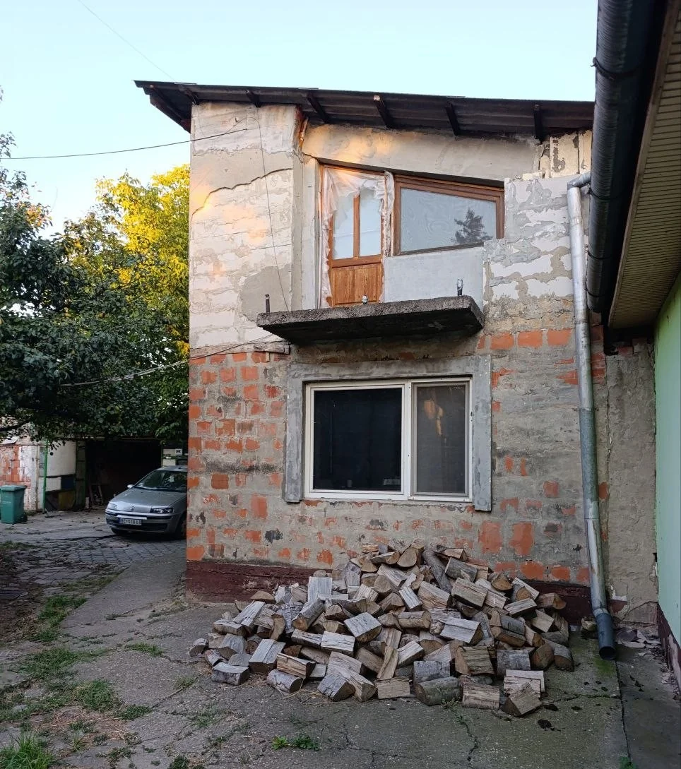 Два дома из твердого материала на одном участке в городе. 40 км от Нови Сада.