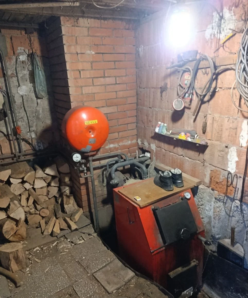 Два дома из твердого материала на одном участке в городе. 40 км от Нови Сада.
