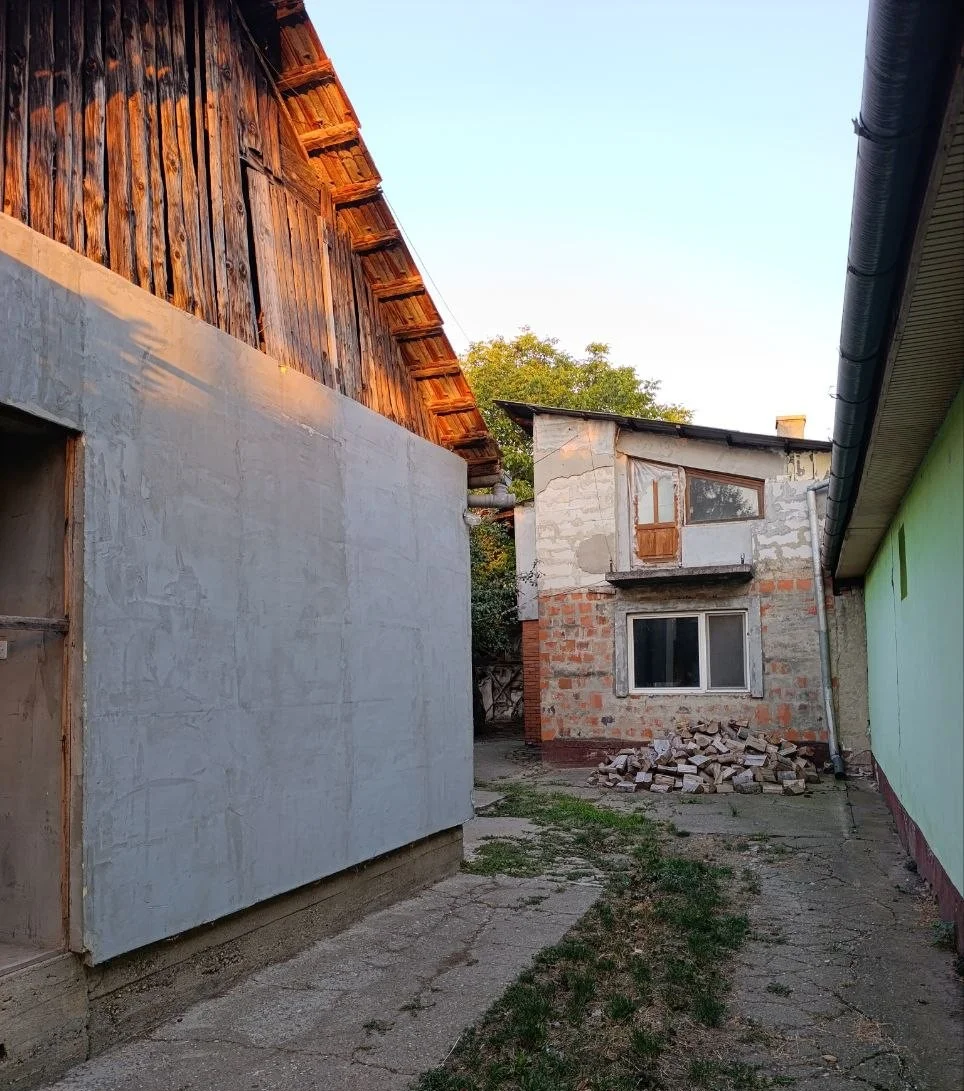 Два дома из твердого материала на одном участке в городе. 40 км от Нови Сада.