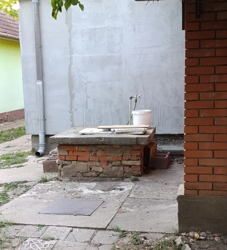 Два дома из твердого материала на одном участке в городе. 40 км от Нови Сада.