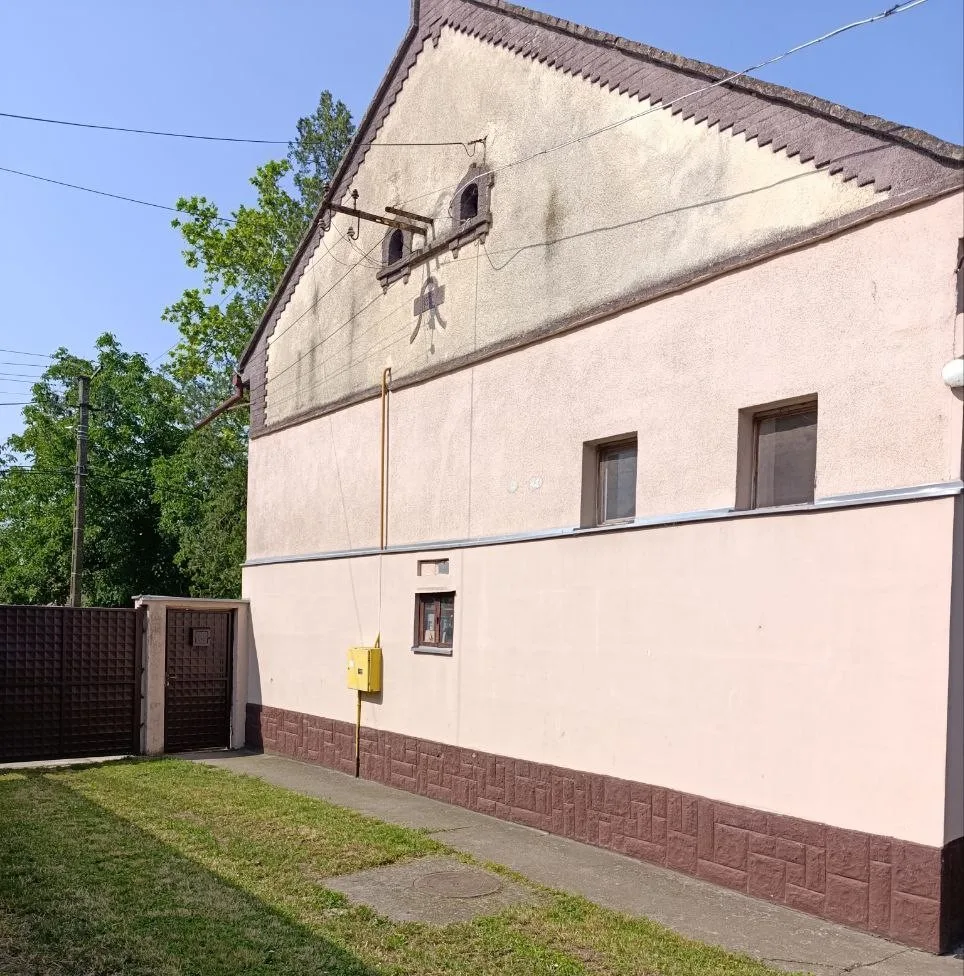 Два дома на центральной локации, большой участок. 35 км от Нови Сада
