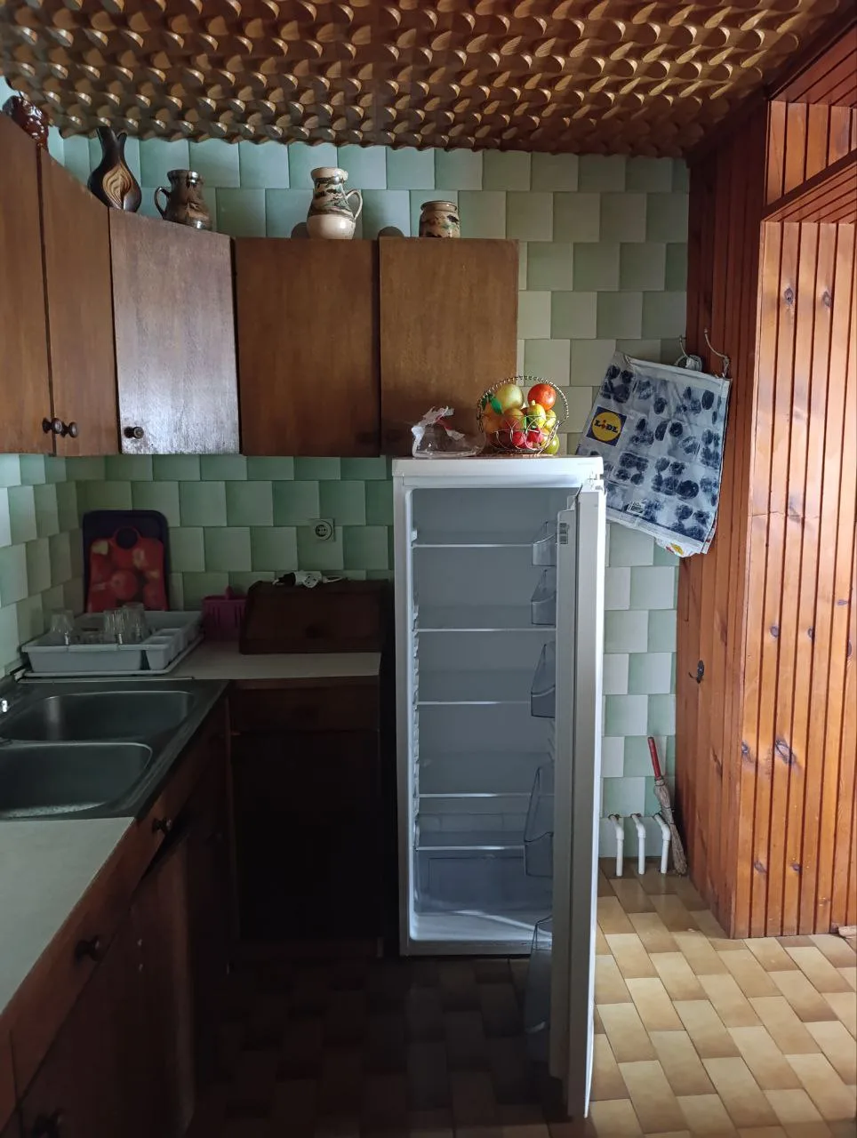 Двухэтажный кирпичный дом в центре села. 35 км от Нови Сада.