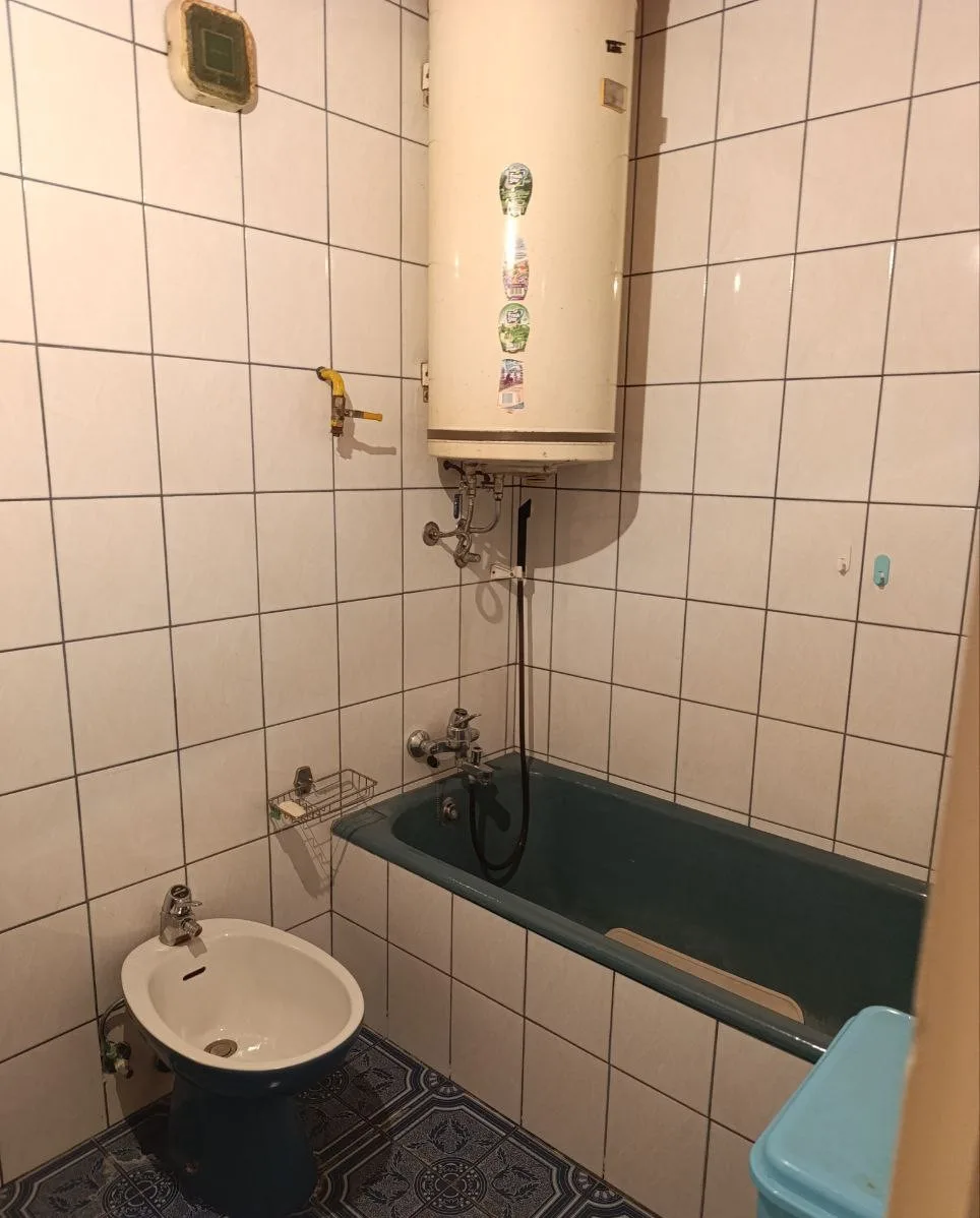 Двухэтажный кирпичный дом в центре села. 35 км от Нови Сада.