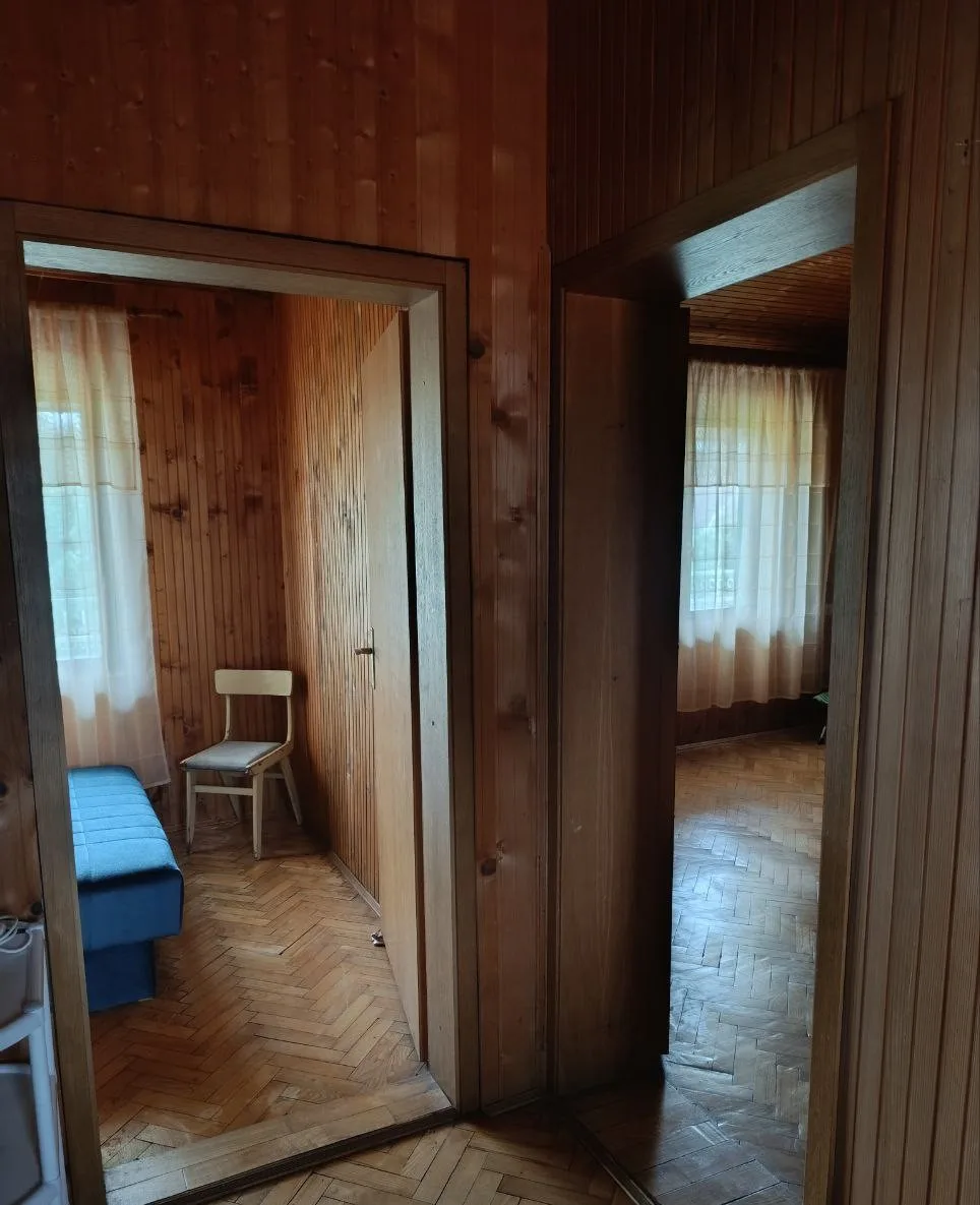 Двухэтажный кирпичный дом в центре села. 35 км от Нови Сада.