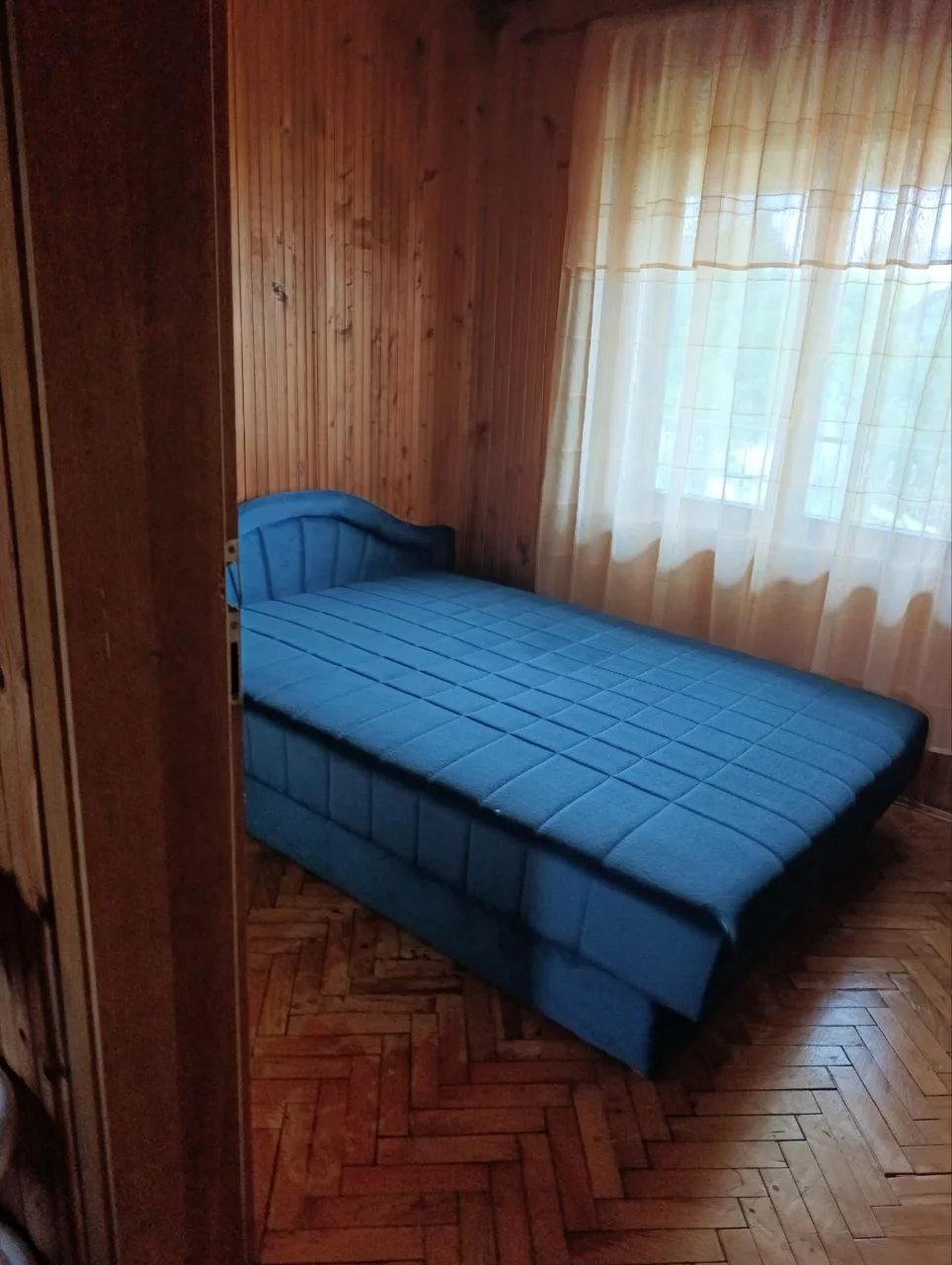 Двухэтажный кирпичный дом в центре села. 35 км от Нови Сада.