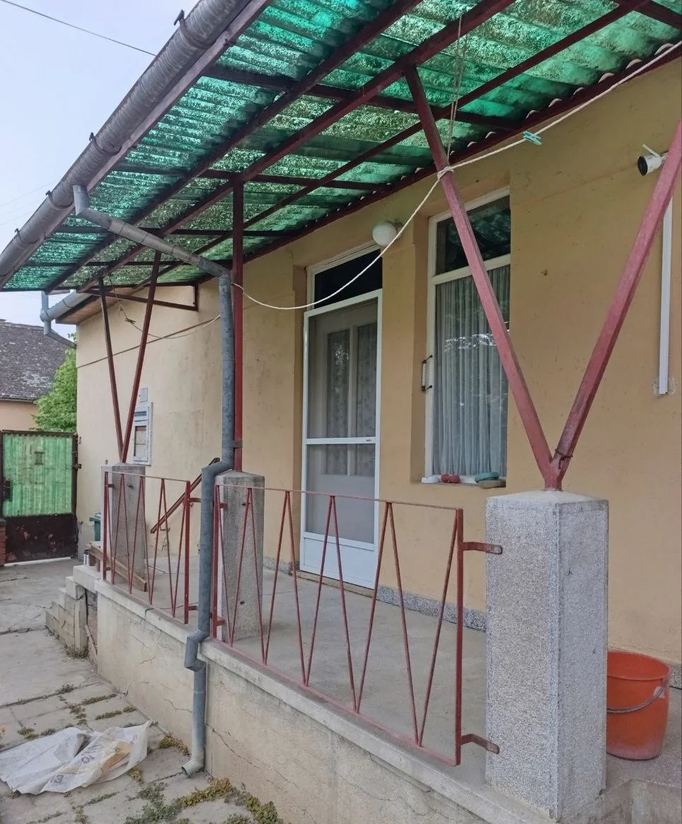 Кирпичный дом на квадратном участке в городе. 40 км от Нови Сада.