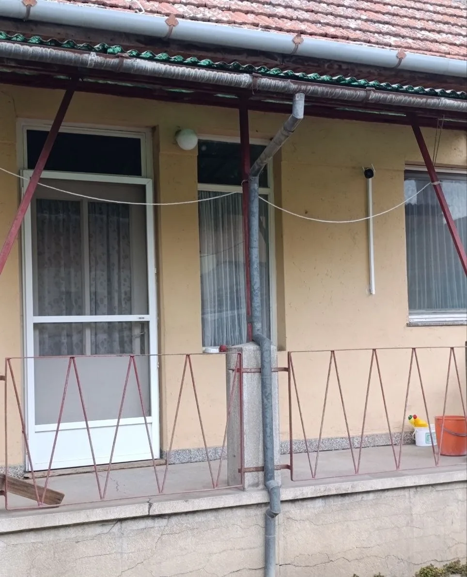 Кирпичный дом на квадратном участке в городе. 40 км от Нови Сада.