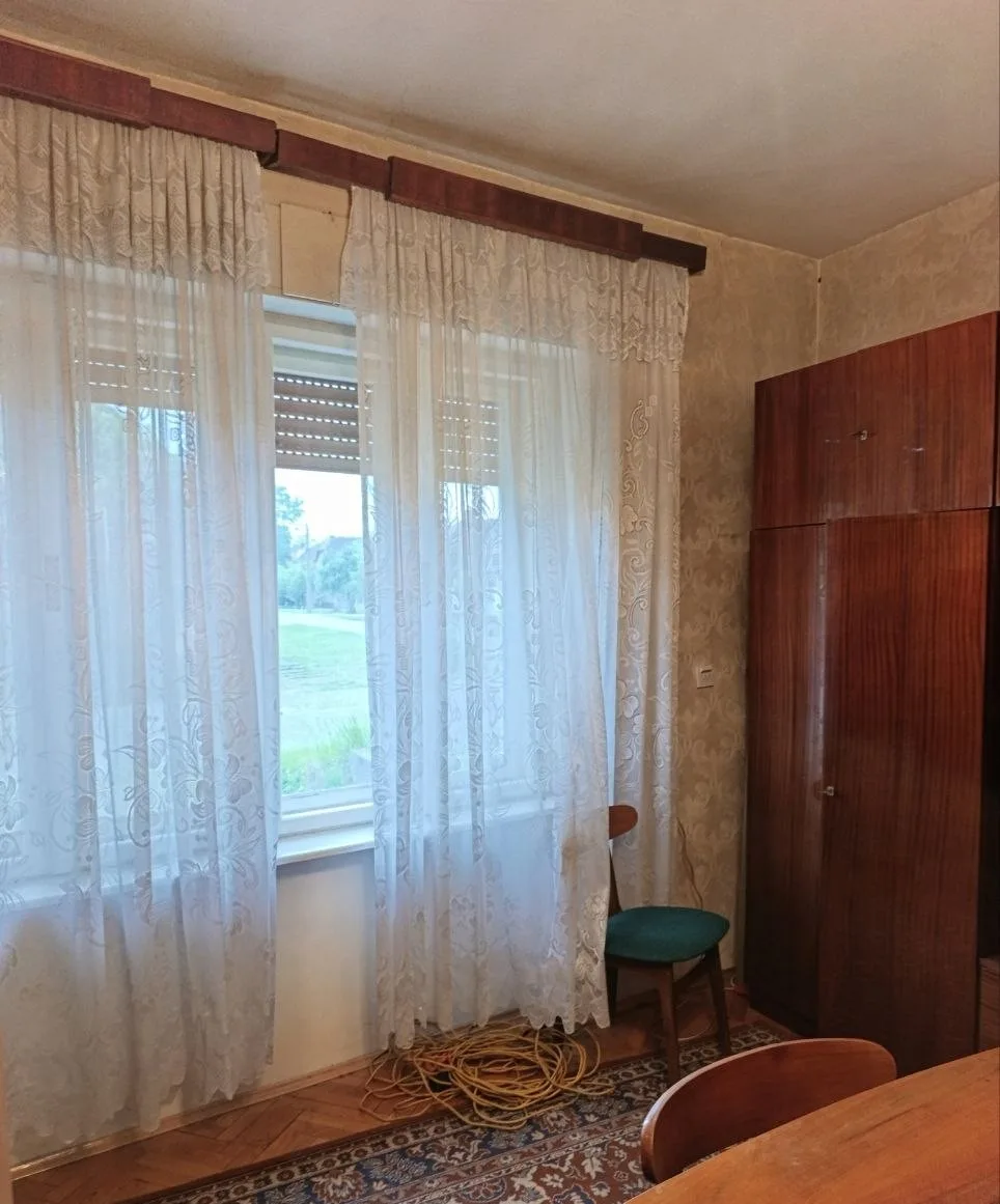 Кирпичный дом на квадратном участке в городе. 40 км от Нови Сада.