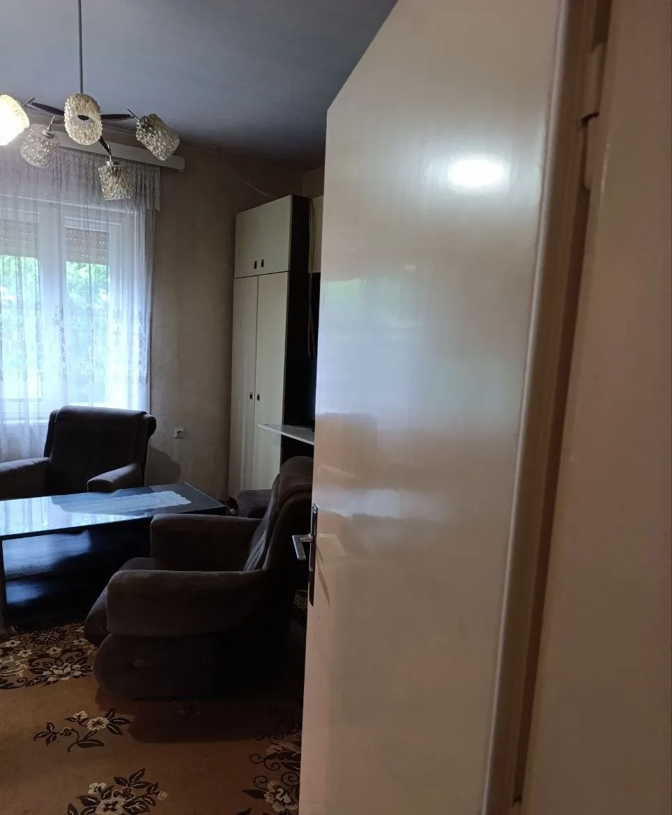 Кирпичный дом на квадратном участке в городе. 40 км от Нови Сада.