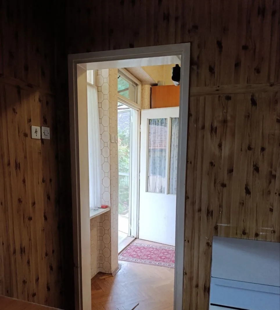 Кирпичный дом на квадратном участке в городе. 40 км от Нови Сада.