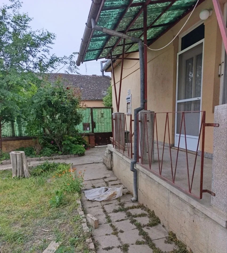 Кирпичный дом на квадратном участке в городе. 40 км от Нови Сада.