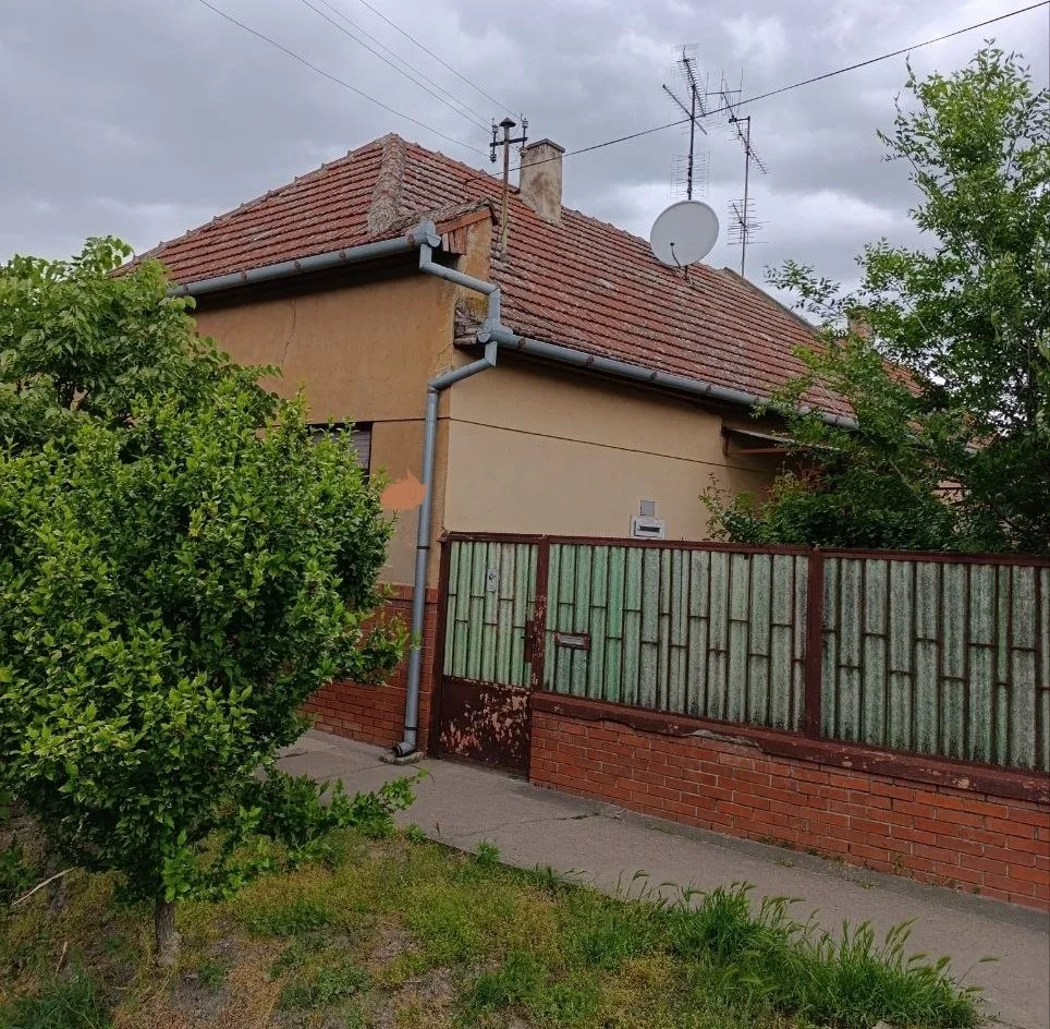 Кирпичный дом на квадратном участке в городе. 40 км от Нови Сада.