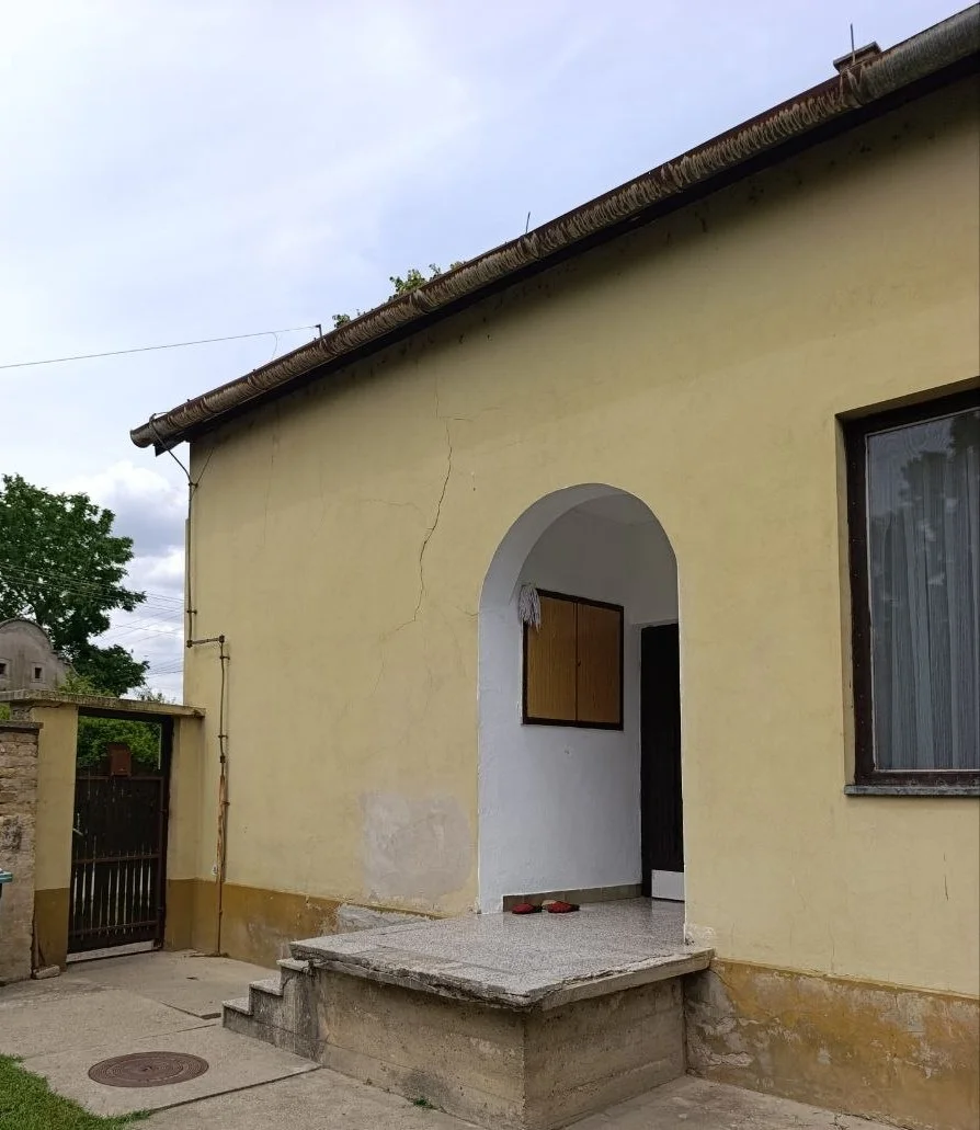 Кирпичный жилой дом с помещением под офис в городе Бечей. 40 км от Нови Сада.